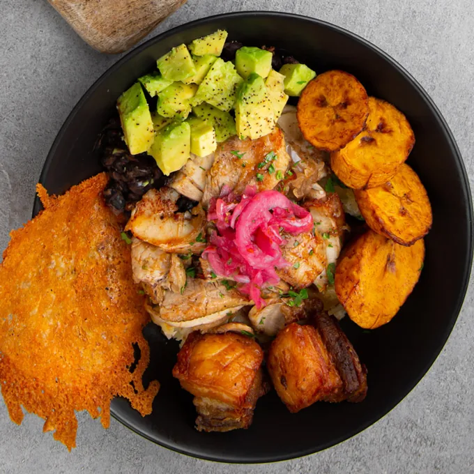 Bowl de cerdo — Oye Chico, comida cubana